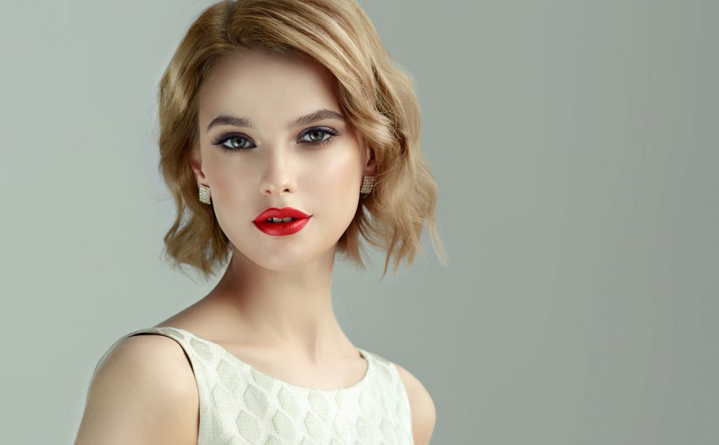 woman blonde short wavy hair red lipstick our favorite bob haircuts for thin hair toppik hair blog