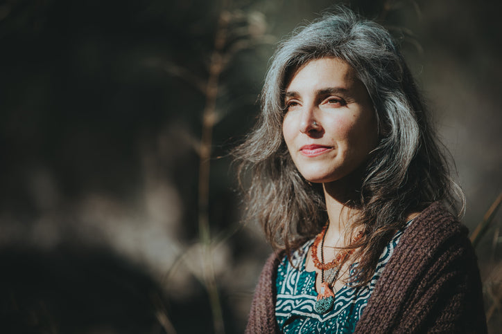 how to grow out gray hair gracefully