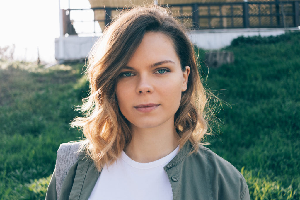 short hair side part wavy woman square face hairstyles face shape toppik blog post