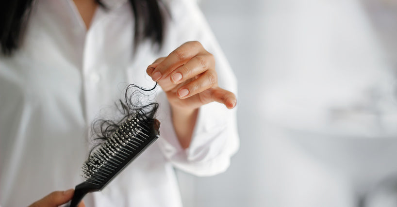 Femme avec un excès de cheveux en phase exogène (chute des cheveux)